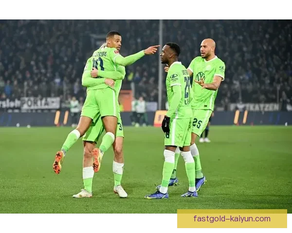 秘鲁队在国际友谊赛中边路突破表现稳健，展现出强大攻击力